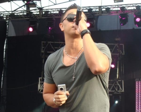 Joey Montana Con Su Sol Playa Y Arena En El Evento40co