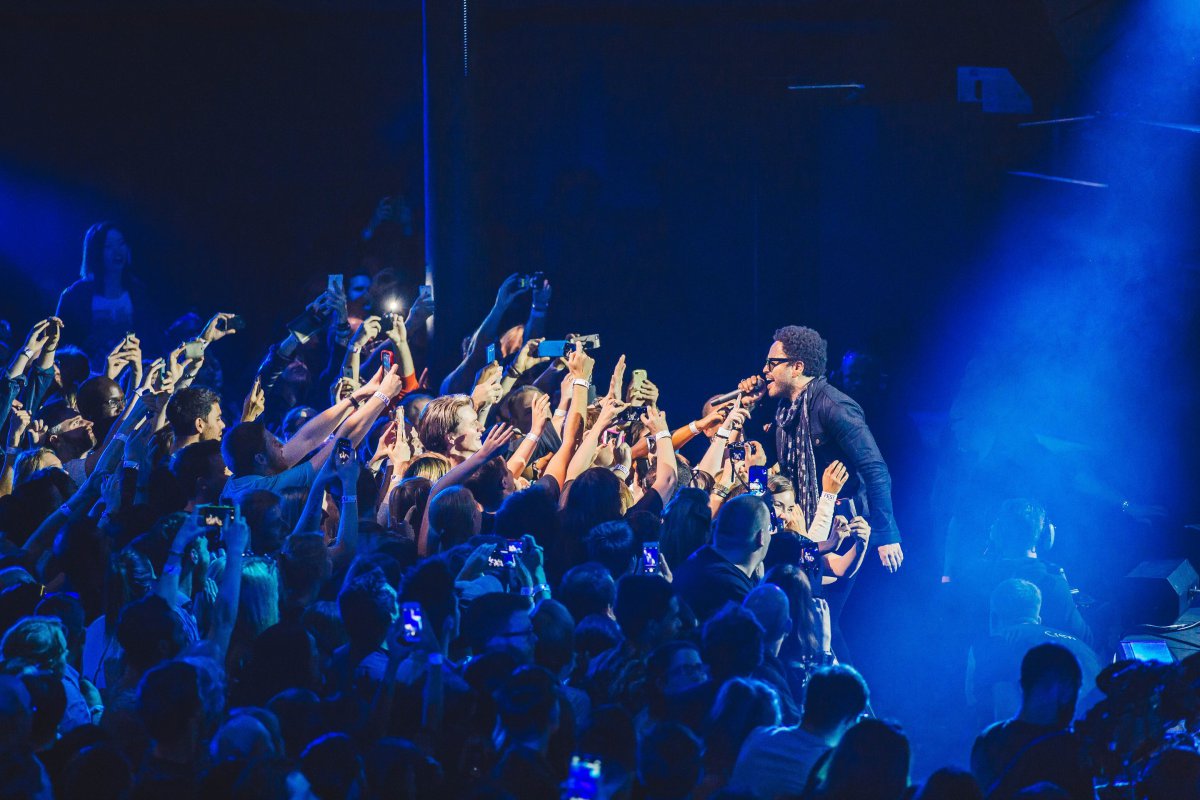 Sexy y rockero Lenny Kravitz en el iTunes Festival