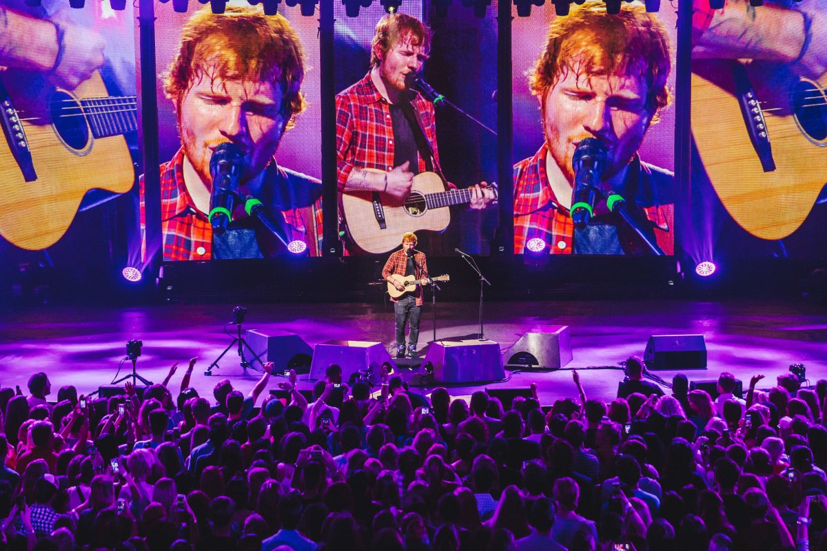 Ed Sheeran conquistó el escenario del iTunes Festival