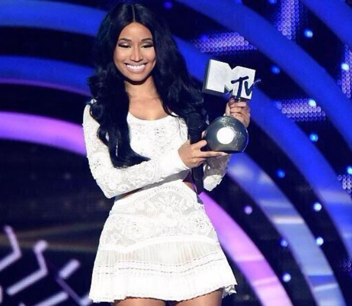 La anfitriona y galardonada de los MTV EMA 2014 Nicki Minaj y sus innumerables atuendos