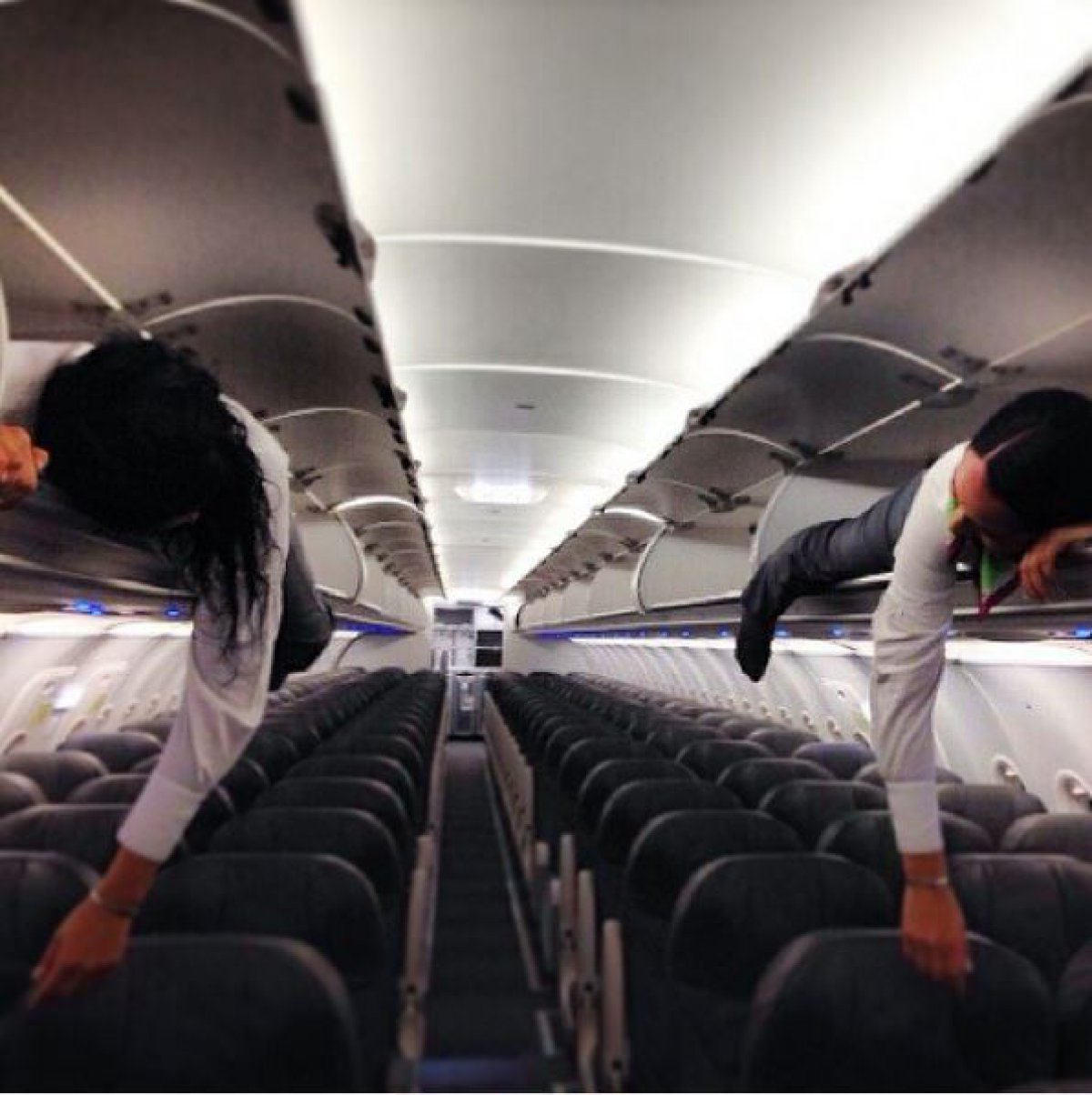 ¿Qué hacen las azafatas antes de que te subas a un avión?