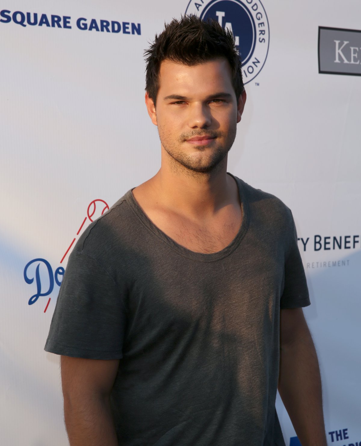 Taylor Lautner cambia radicalmente de look y sus fanáticas no lo pueden creer