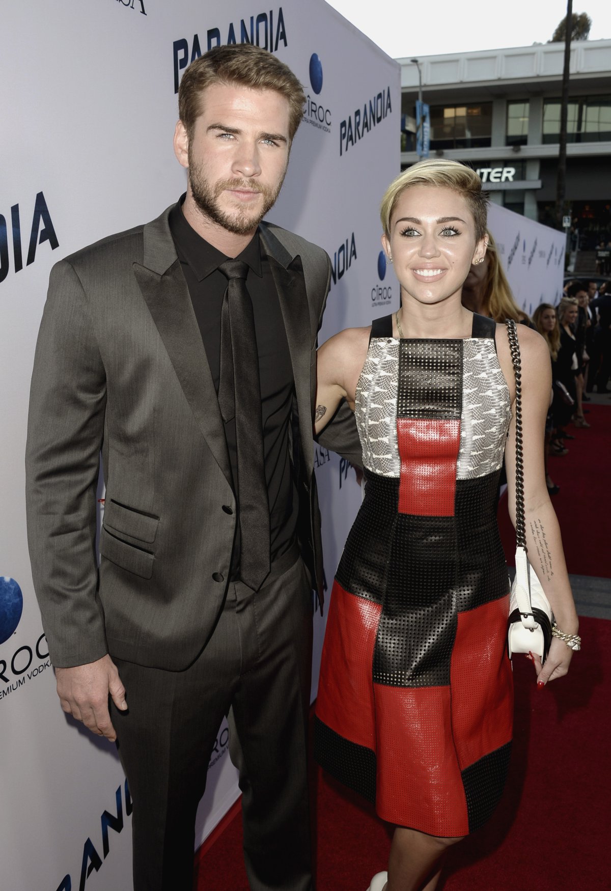 Miley Cyrus tiene 'pequeños espías' para tener controlado a Liam Hemsworth