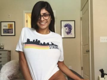 MIA KHALIFA CASI DEVUELVE ATENCIONES AL TOMAR CHAMPAÑA EN UN VIDEO