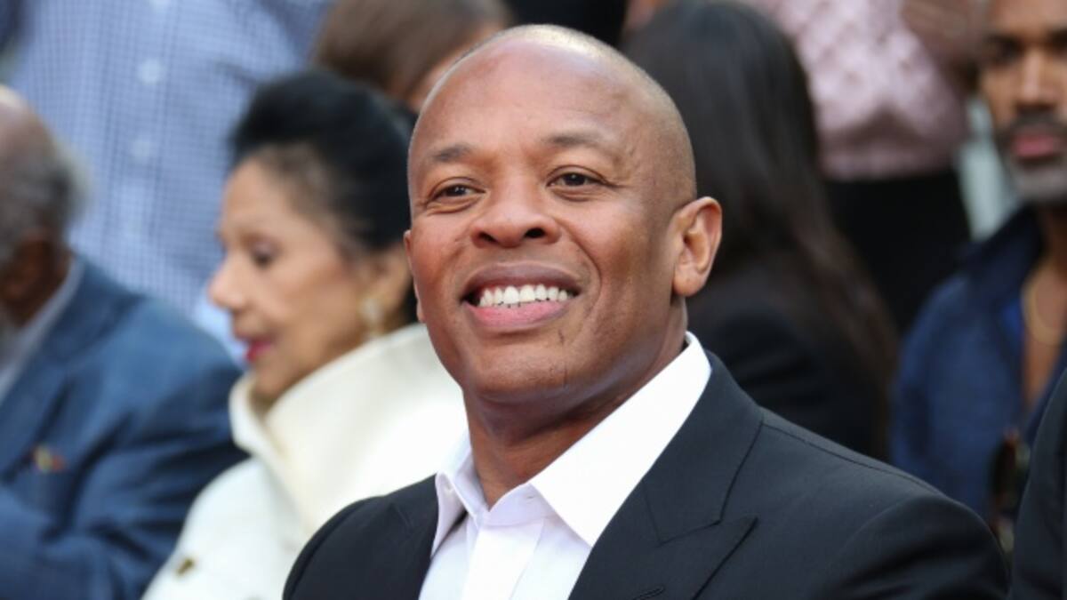 Dr. Dre sigue hospitalizado, pero asegura sentirse “muy bien”