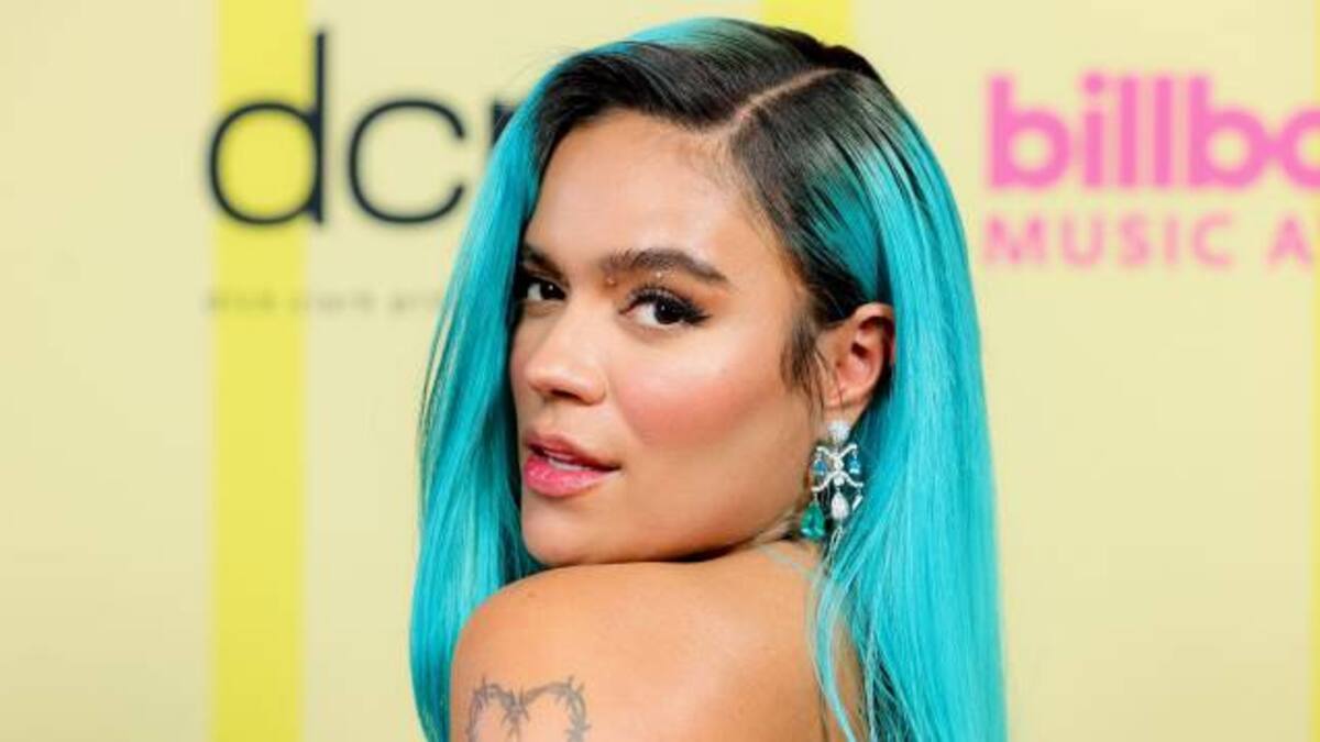 Karol G le hace tatuaje a sus padres y a su 'nana' en su honor