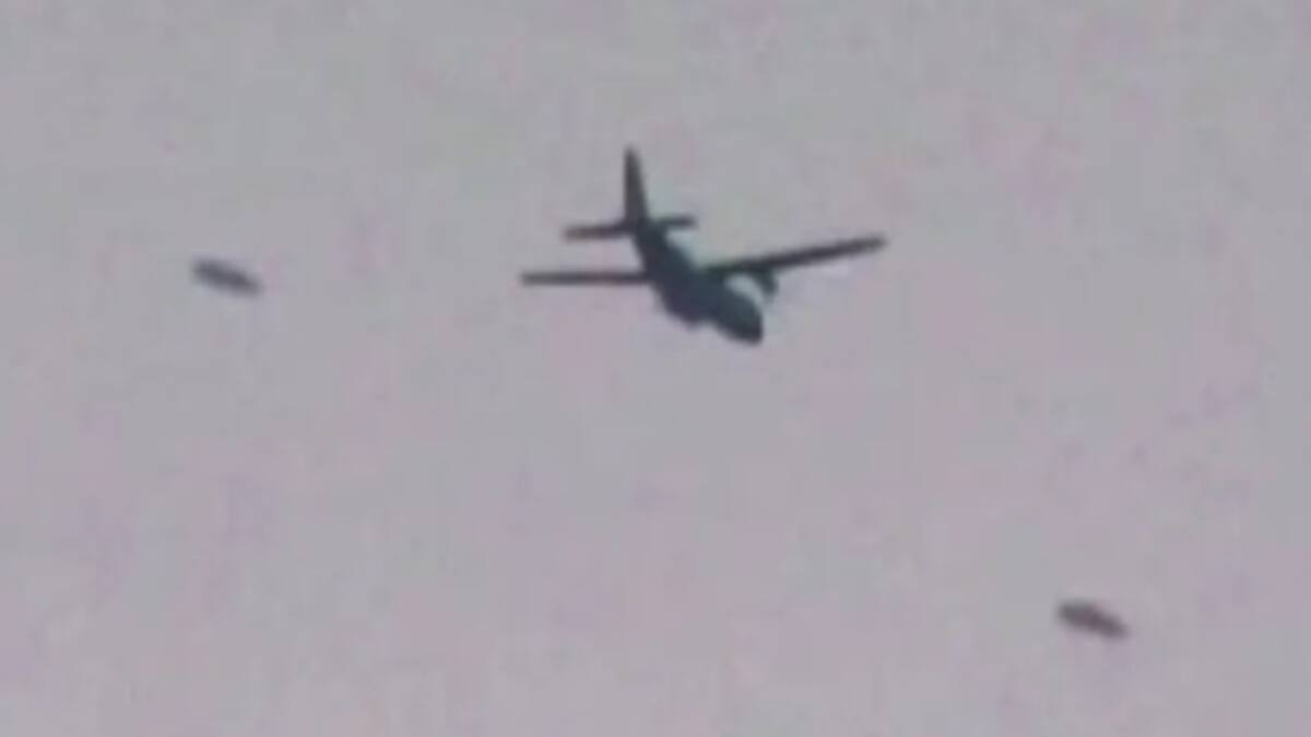 Graban el momento exacto en el que dos OVNIS vuelan cerca a un avión