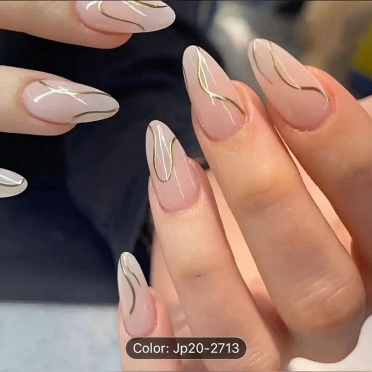 CO. Uñas elegantes con dorado. | Crédito: Pinterest.