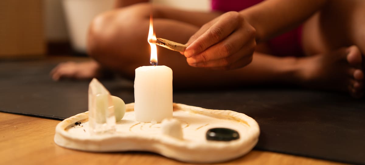 Ritual con palo santo | Getty Images