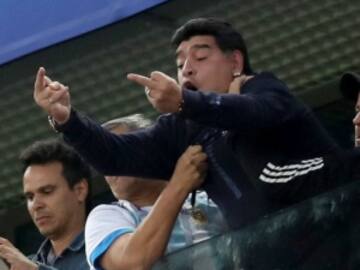 POR ESTAS FOTOS DICEN QUE MARADONA CONSUMIÓ COCAÍNA DURANTE EL PARTIDO DE ARGENTINA