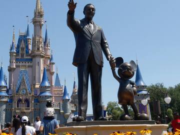 Disney lanza grandes promociones en sus parques de Florida y revela precios para 2026