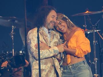 Karol G y Marco Antonio Solís hacen historia con su actuación en los Latin Grammy 2025 con 'Coleccionando Heridas'