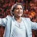 Christian Nodal sufre aparatosa caída en pleno concierto al estar en estado de embriaguez