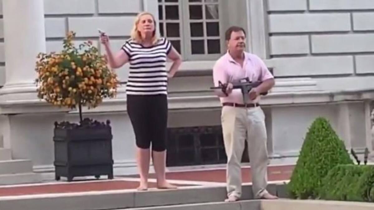 Con un fusil y una pistola, pareja amenaza a manifestantes