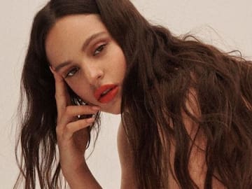 Rosalia no dejó nada a la imaginación; subió una foto con un atuendo muy transparente