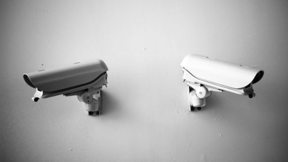 Hombre graba con sus cámaras de seguridad a personas teniendo relaciones íntimas