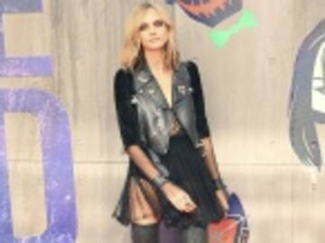 CARA DELEVINGNE TUVO QUE PEDIR A UN FAN QUE LE COMPRARA TRAGO AL NO LLEVAR SU IDENTIFICACIÓN