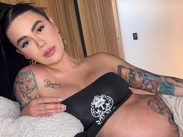 Cintia Cossio compartió las primeras fotos junto a su hijo, pero es criticada por particular detalle