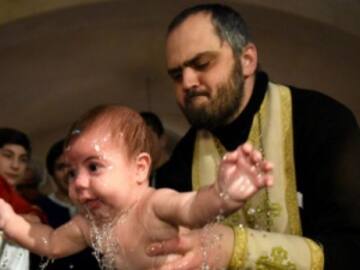¡A cachetadas! Así intentó callar a un niño este sacerdote