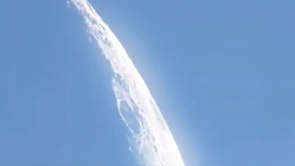 (Video) Captan varios ovnis volando cerca de la Luna