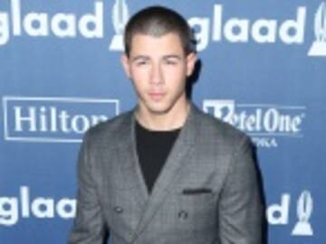 ASÍ LE PAGA NICK JONAS A SU MADRE CUANDO ESTA LE LAVA LA ROPA