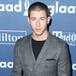 ASÍ LE PAGA NICK JONAS A SU MADRE CUANDO ESTA LE LAVA LA ROPA