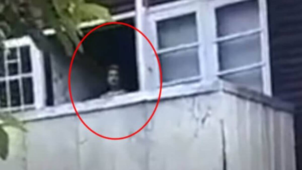 Aterrador video de un fantasma en un balcón “embrujado”