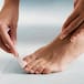 5 ideas de diseños elegantes y sencillos para hacerte las uñas de los pies en casa
