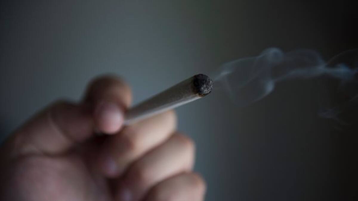 Tres jóvenes son condenados a 30 años de cárcel por fumar marihuana