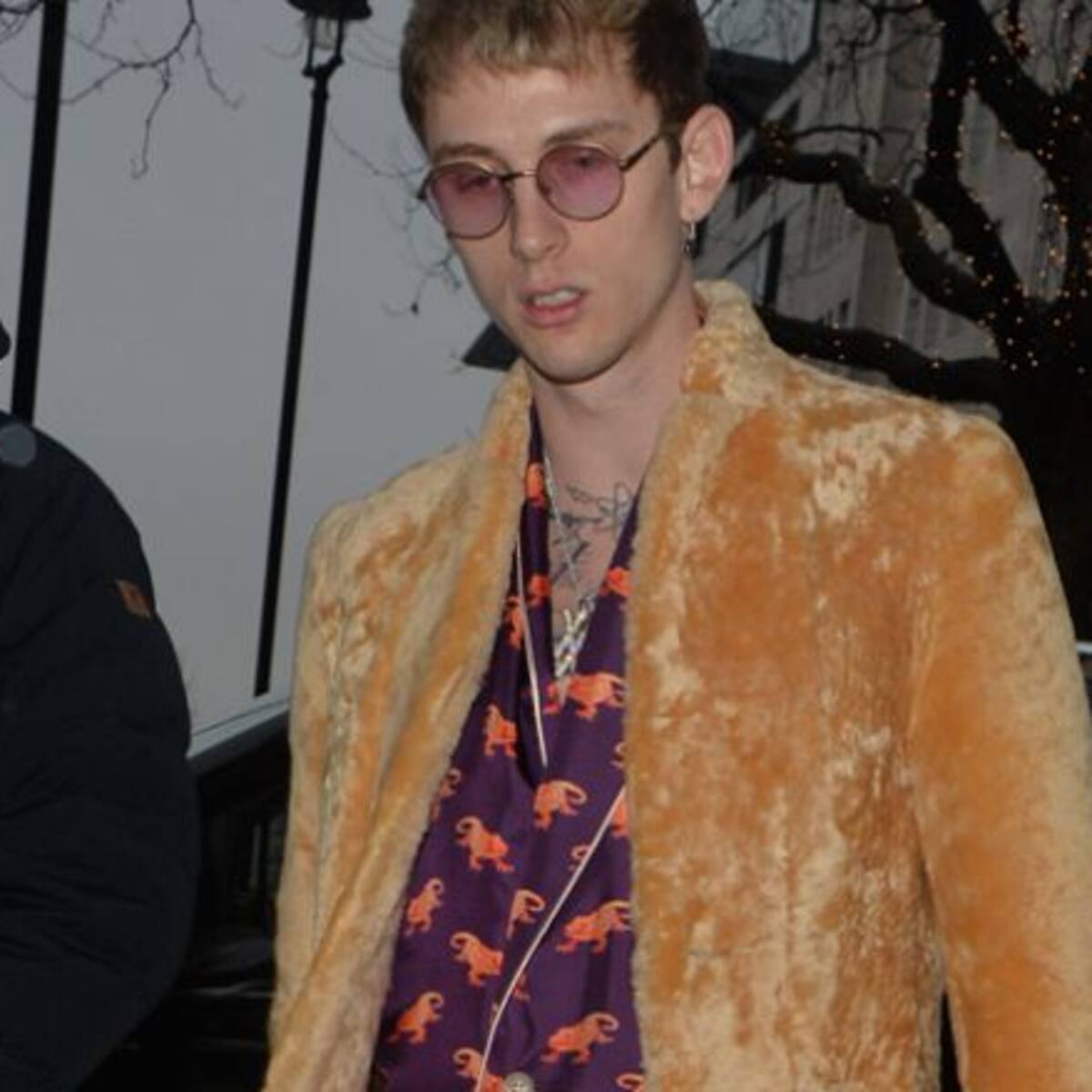 Machine Gun Kelly interrumpe un concierto por fuerte dolor en el pecho