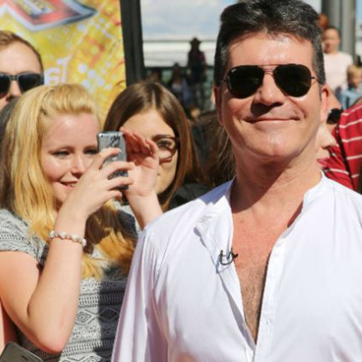 Simon Cowell prepara un sencillo benéfico para las víctimas del incendio en Londres