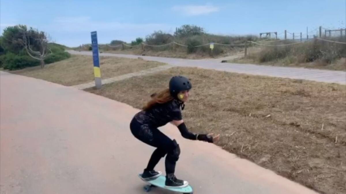 Shakira debuta como 'skater' y publica un video bajando una loma