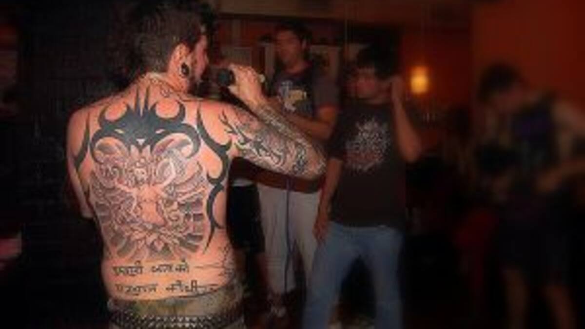 Reconocida estrella de rock se tomó seis meses para hacerse un tatuaje