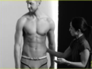 Calvin Harris vuelve a quitarse la ropa para Armani