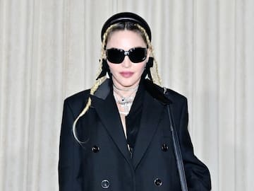 "Qué totazo": Madonna sufre aparatosa caída en medio de su concierto; bailarín tuvo la culpa