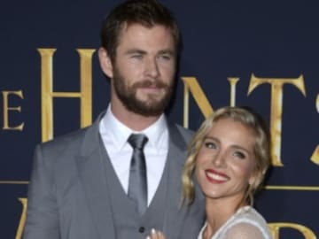 Chris Hemsworth da las gracias a Elsa Pataky por 'cuidar de los niños' en la noche de los Globos de Oro