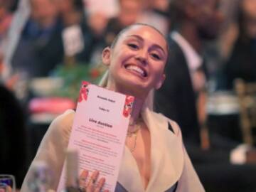 Miley Cyrus retira su disculpa por posar en top-less a los 15 años