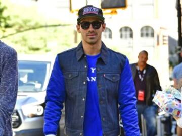 JOE JONAS POSA SEMIDESNUDO Y SUS FANS ENLOQUECEN