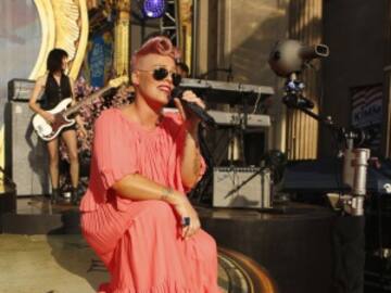 Condenan esta imagen de Pink junto a sus hijos por esta poderosa razón