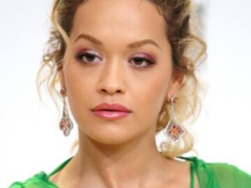 Rita Ora roba miradas por tener un pecho más grande que el otro