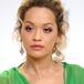 Rita Ora roba miradas por tener un pecho más grande que el otro