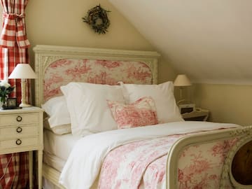 Así debes acomodar tu cama en la habitación según el Feng Shui para atraer prosperidad