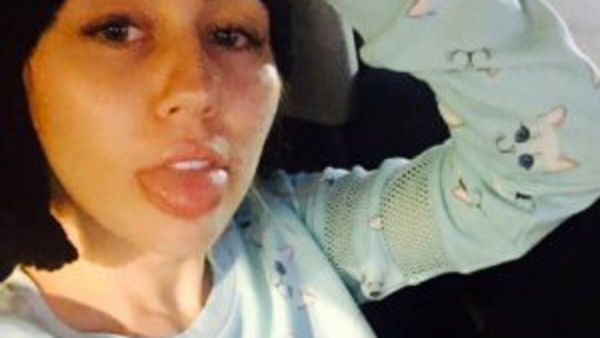 Miley Cyrus dejó ver sus habilidades practicando yoga