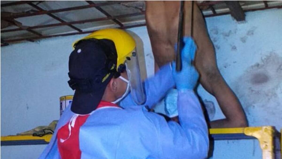 ¡Chistosito! Sujeto que intentó robar ferretería quedó atrapado en el techo