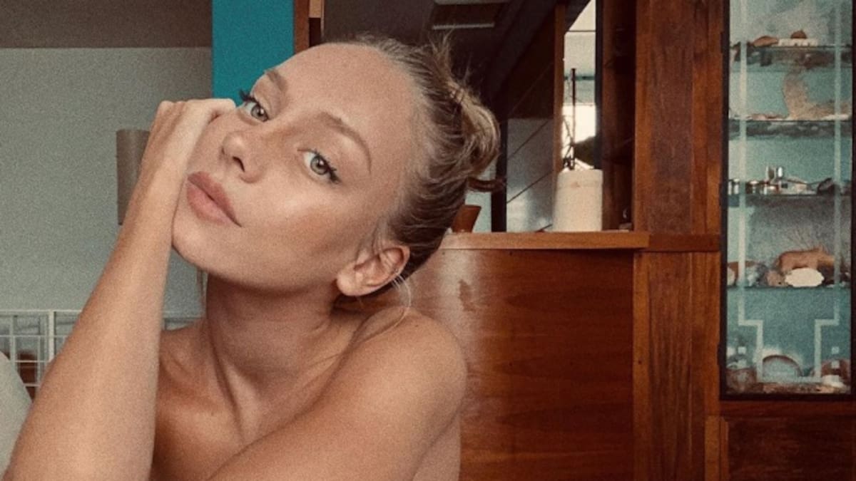 Ester Expósito reaparece en redes con un sensual bronceado