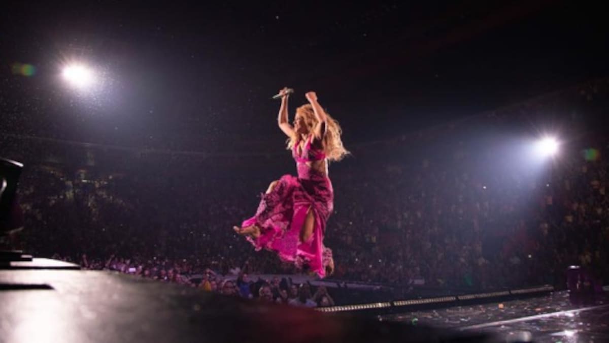Shakira sorprende a sus fanáticos bailando salsa
