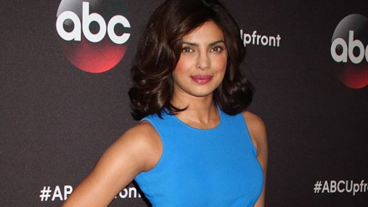 A Priyanka Chopra intentan sonsacarle spoilers de su serie en los controles de inmigración