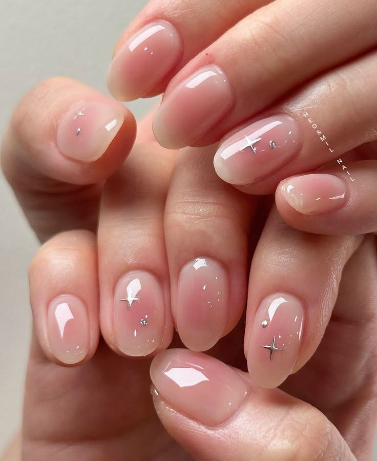 Las uñas cortas están más en tendencia que las largas actualmente. Créditos: Pinterest