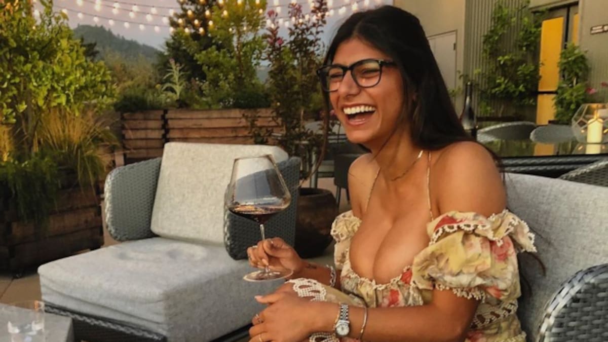 Mia Khalifa enseña la mejor forma de perfeccionar la cadera