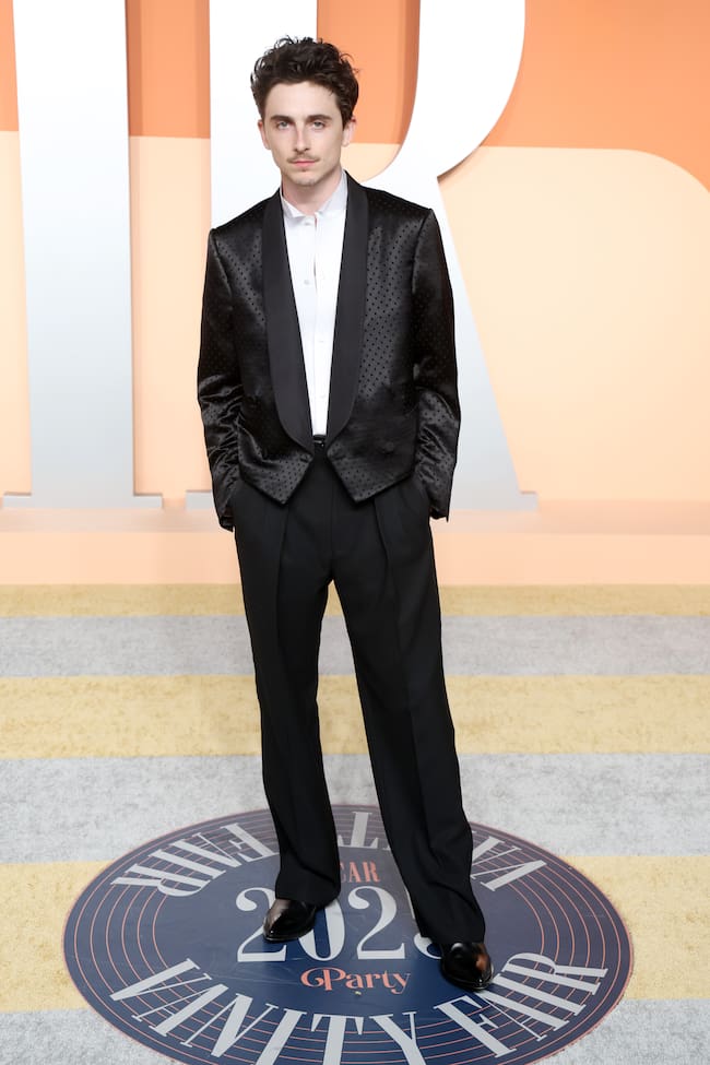 Se quedó sin Oscar, pero no sin fiesta. Ausencia de Kylie Jenner en Vanity Fair, pero no de su chico que cambió el amarillo por el negro.